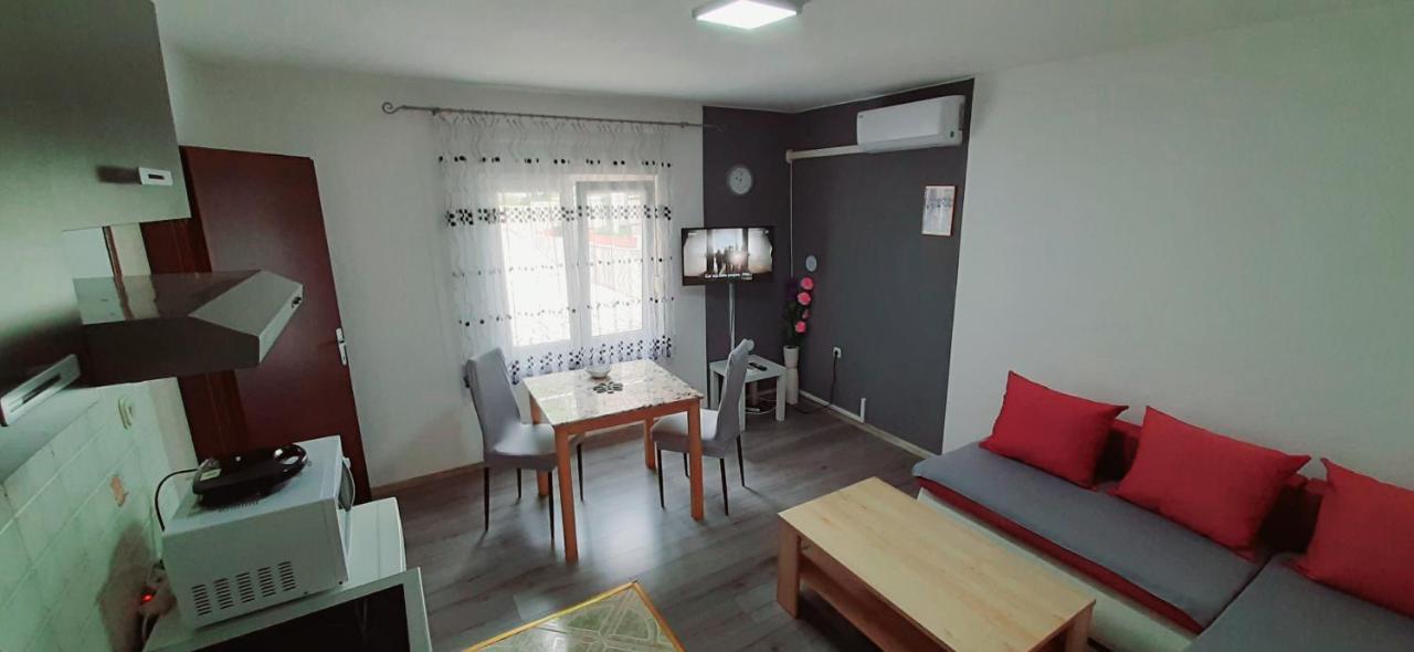 Ema & Sea Apartment's With Free Private Parking Apartment